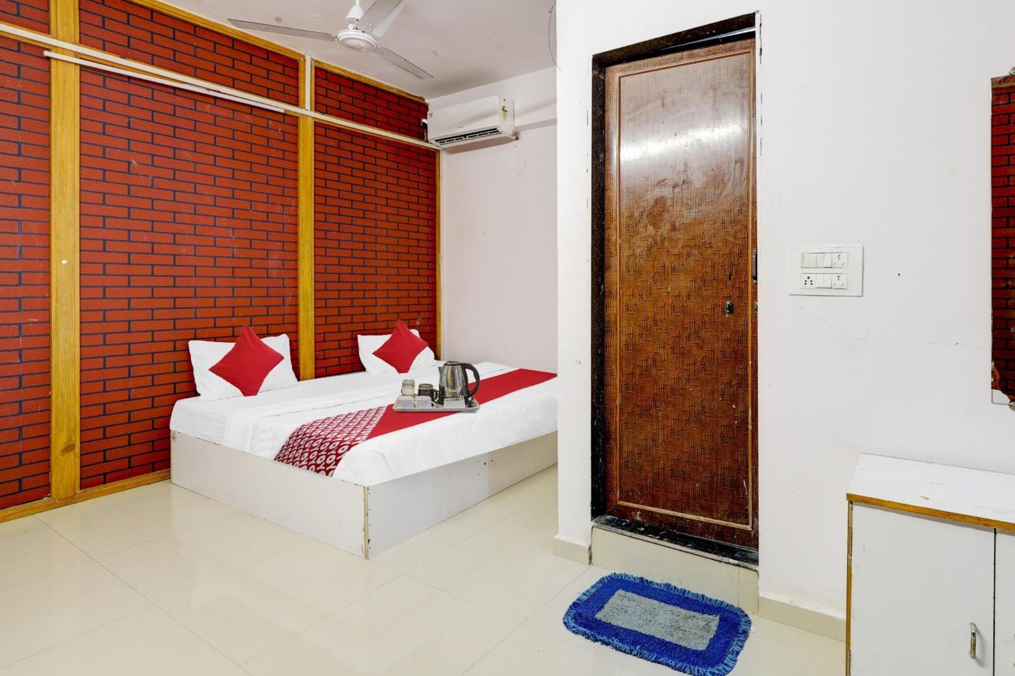Hotel O Cozy Rooms Surat Exterior foto