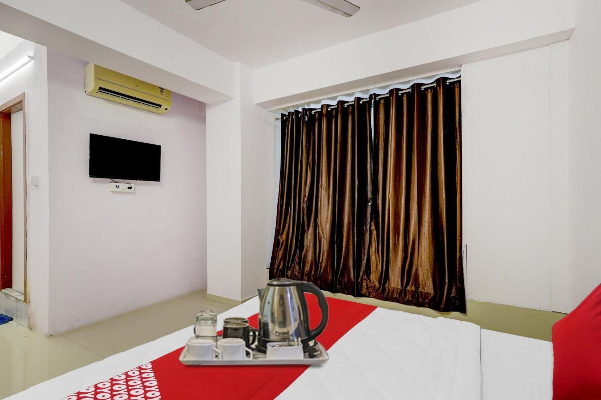 Hotel O Cozy Rooms Surat Exterior foto
