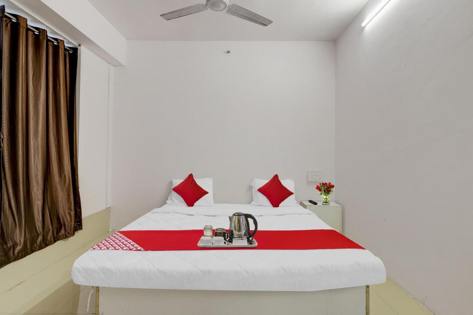 Hotel O Cozy Rooms Surat Exterior foto