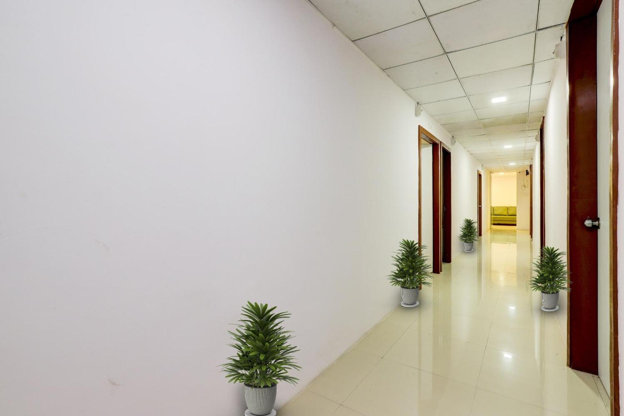 Hotel O Cozy Rooms Surat Exterior foto