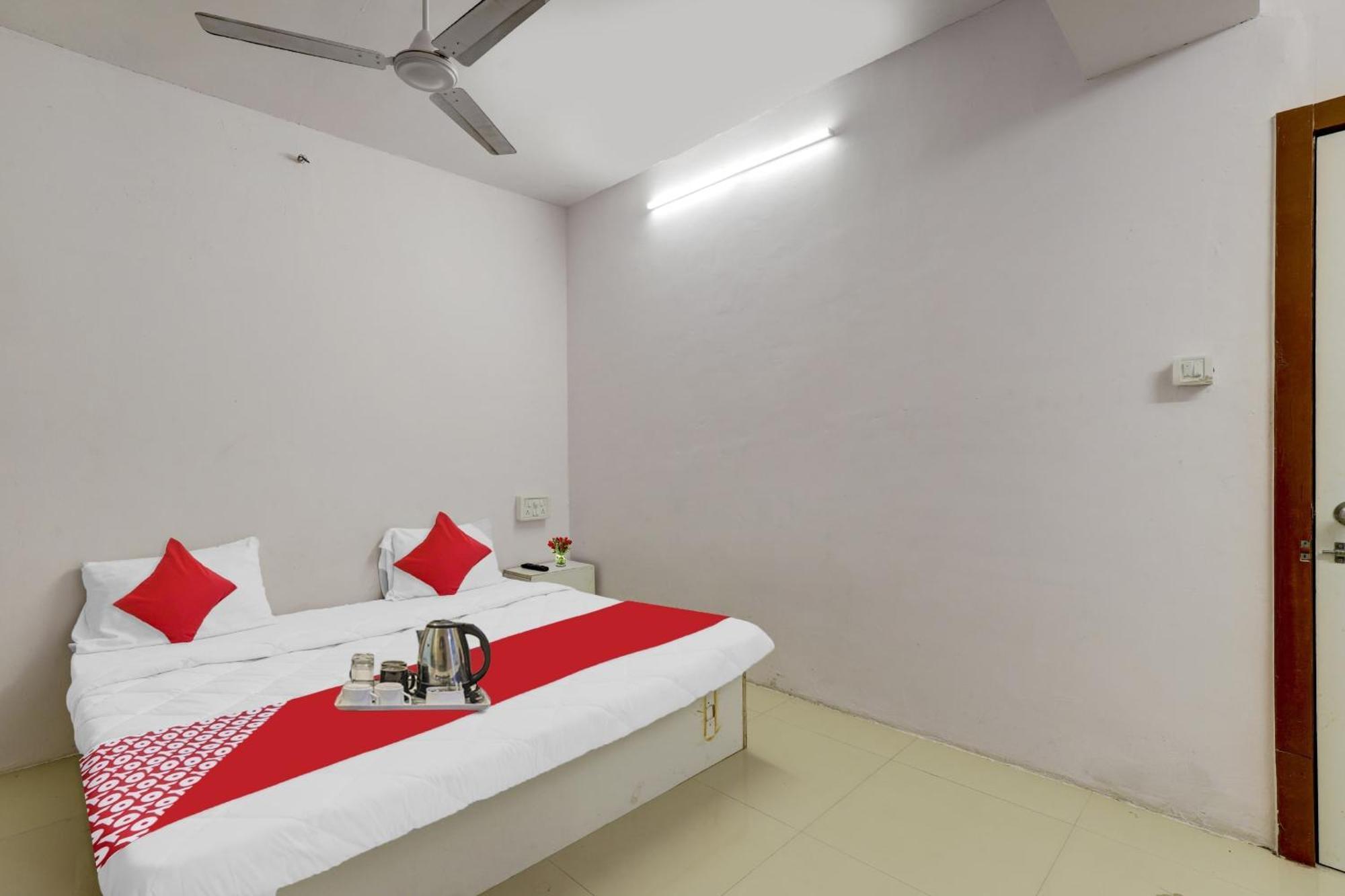Hotel O Cozy Rooms Surat Exterior foto