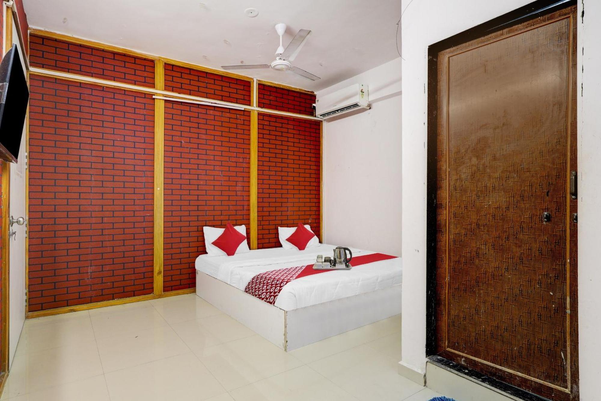 Hotel O Cozy Rooms Surat Exterior foto